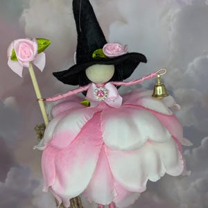 Vi presentiamo Flora Briarfield, una deliziosa e chiacchierona strega proveniente direttamente dagli angoli ventosi di Liverpool. Non le mancano mai le storie da raccontare.