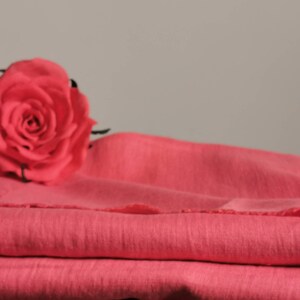 KORALLENROTER Bio Leinenstoff Meterware, Gewaschener Leinenstoff zum Nähen, Baltischer Leinenstoff Mittelgewicht, Eco softer Leinenstoff, Meterware
