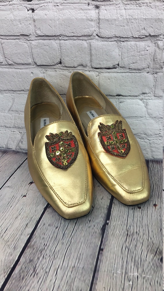 Vintage Gloria Vanderbilt gold flats with crest 8m