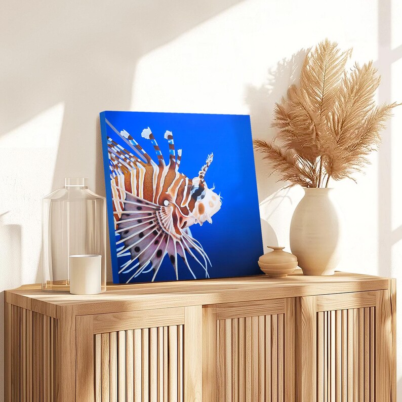 Peinture de poisson rascasse volante poisson lion dans l'océan posée sur un meuble pour une décoration bord de mer tropical