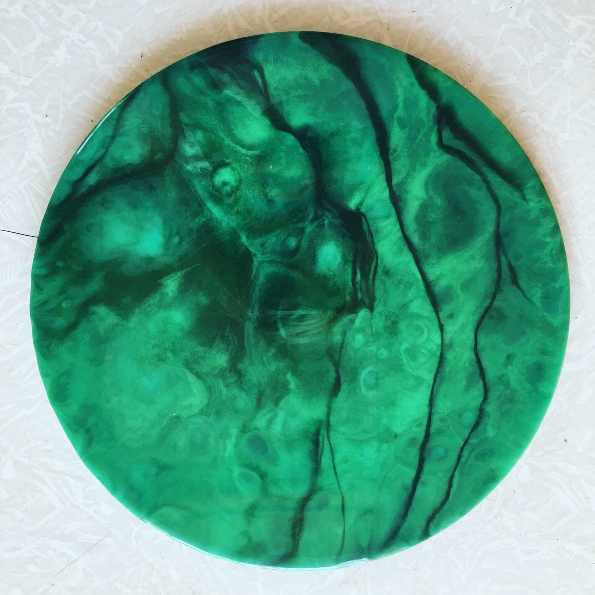 Эпоксидная смола малахит. Малахит смолой. Смола картина малахит. Картина эпоксидной смолой зеленая. Флюид арт срез камня жеода.