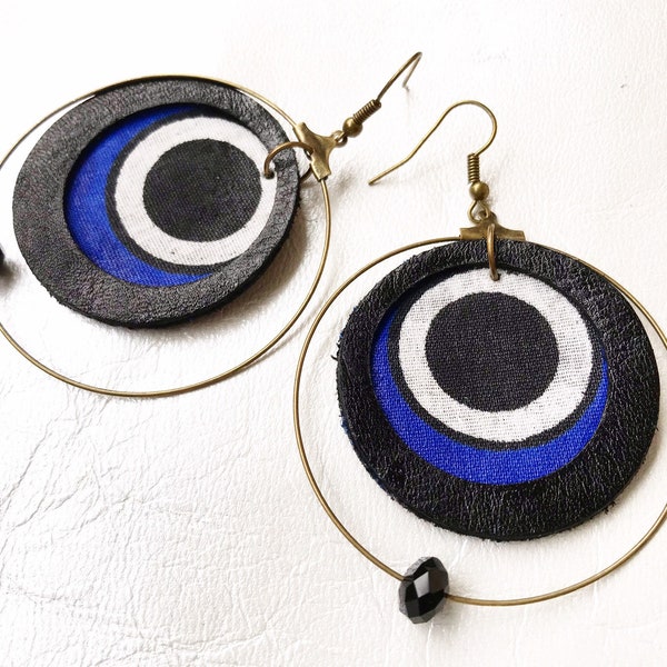 Boucles d'oreilles "Yodi" *bijoux haute fantaisie* {créoles en cuir et tissu, noir, blanc et bleu, perles noires, motif géométrique