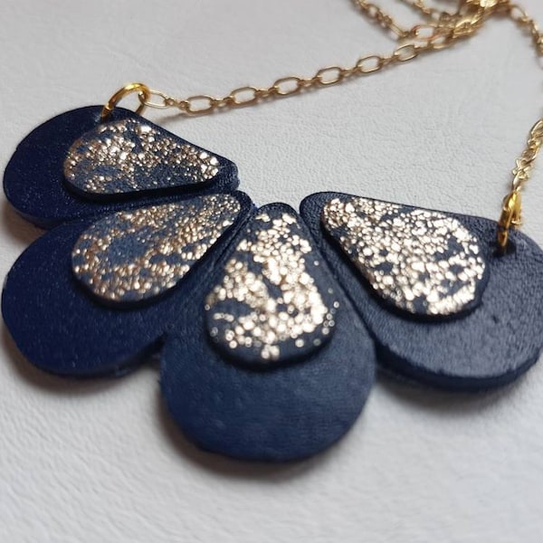 Collier "Flore" *bijoux haute fantaisie* {cuir de luxe upcyclé, bleu or, motif fleur, chaîne dorée ajustable}