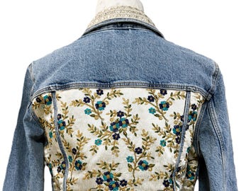 Chaqueta vaquera bordada reciclada: corte corto con bordes sin rematar, talla mediana