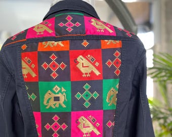 Chaqueta vaquera de patchwork reciclada / Chaqueta única para mujer / Moda sostenible hecha a mano / Talla pequeña