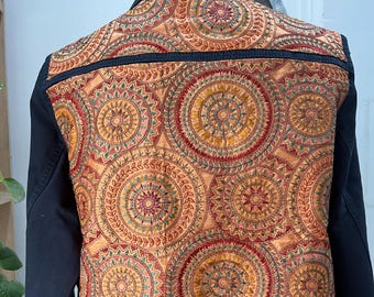 Chaqueta vaquera bordada reciclada: Camisa corta de algodón con bordes sin rematar, talla M/L