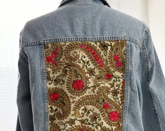 Chaqueta vaquera reciclada: bordado con cachemira, borde sin rematar, talla M
