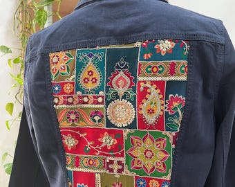 Chaqueta vaquera bordada reciclada: Camisa corta de algodón con bordes sin rematar, talla M