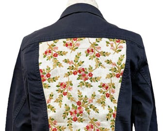 Chaqueta vaquera bordada reciclada: Camisa corta de algodón con bordes sin rematar, talla pequeña, corte holgado.