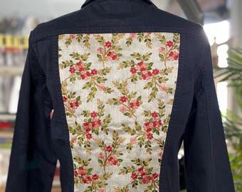 Chaqueta vaquera bordada reciclada: Camisa corta de algodón con bordes sin rematar, talla pequeña