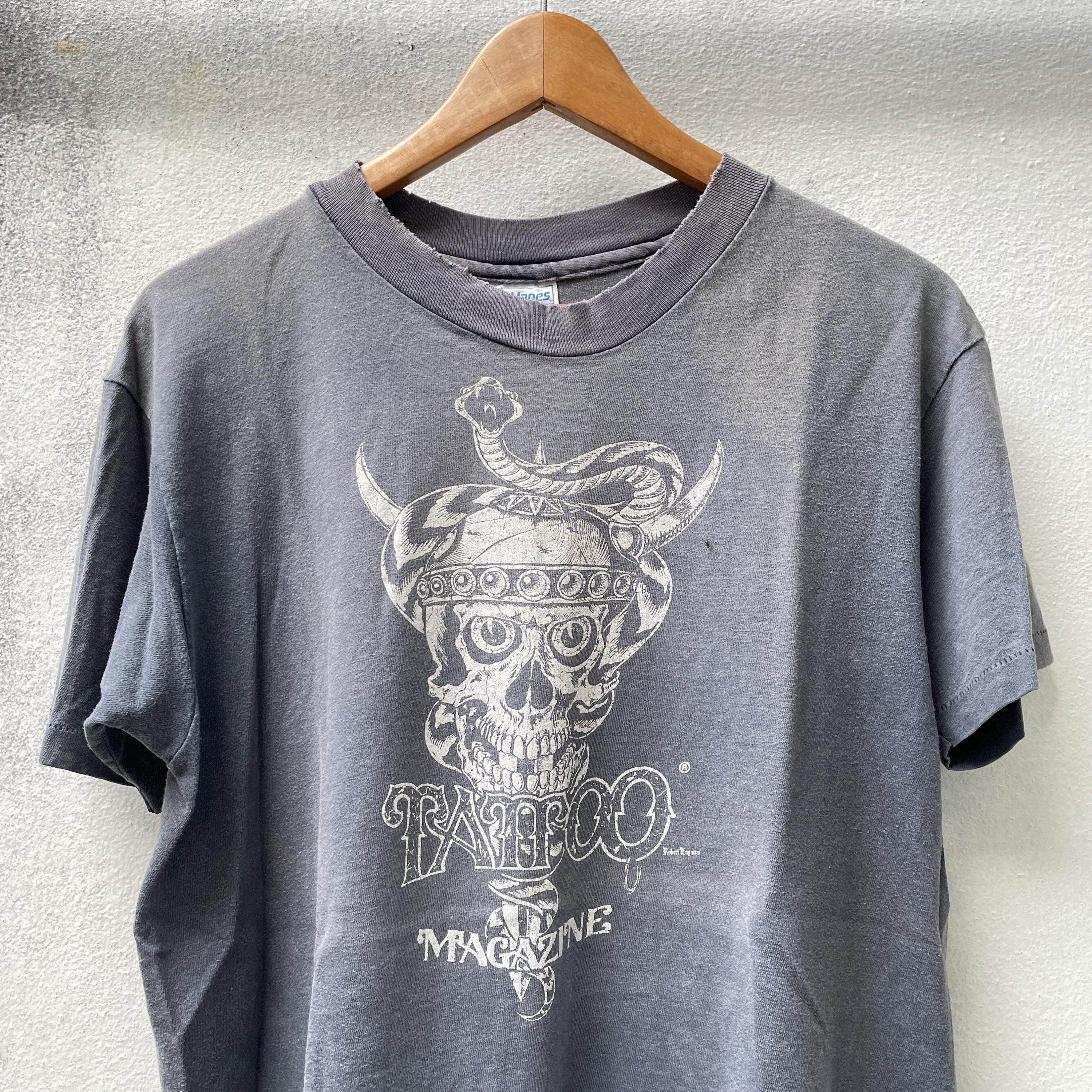 ヴィンテージ80年代タトゥーマガジンTシャツ、色褪せた黒いスカル