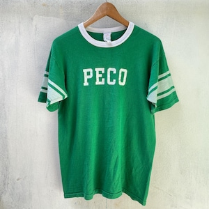 Könnte beinhalten: Grünes T-Shirt mit weißem Besatz an Kragen und Ärmeln. Das Wort "PECO" ist in weißen Blockbuchstaben auf die Brust gedruckt. Die Ärmel haben weiße Streifen.