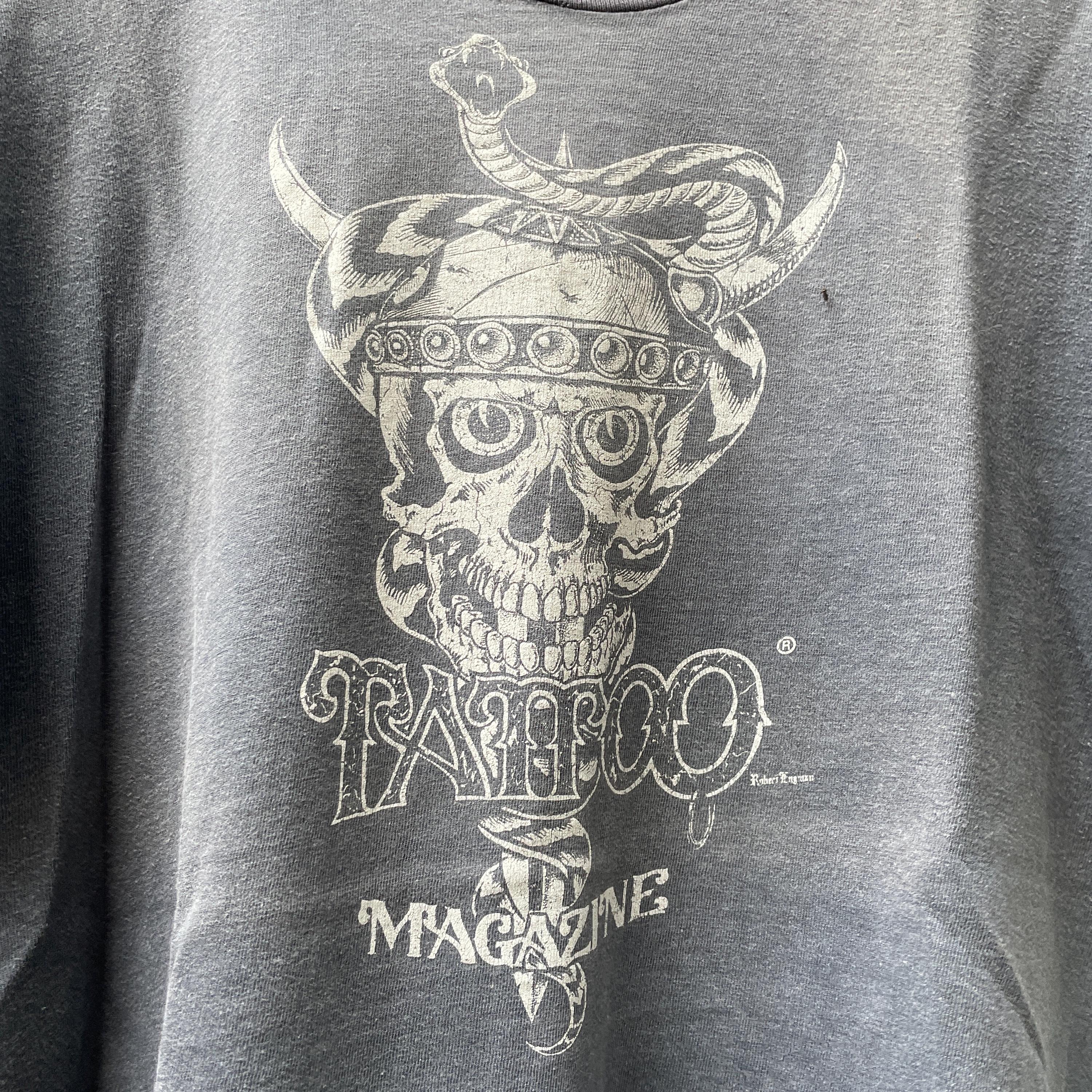 ヴィンテージ80年代タトゥーマガジンTシャツ、色褪せた黒いスカル