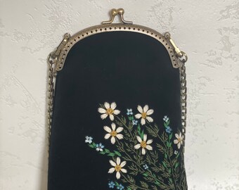 カモミールの刺繍が施された黒のベルベットの財布。女性への40歳の誕生日プレゼント。100%ハンドメイド。
