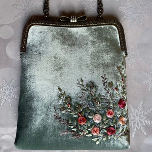 Sac menthe, sac brodé de roses, sac à main en velours, sac Kisslock, pochette de style vintage, sac de soirée, sac à main vintage, fabriqué dans notre studio