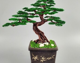 Bonsái de alambre de cobre retorcido con exuberante follaje verde – Escultura zen artesanal en maceta cuadrada grabada