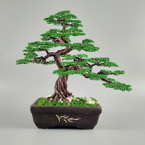 Smaragddraadbonsaiboom in handgegraveerde keramische pot – Artisan metalen boomsculptuur voor zen-huis- en kantoordecor