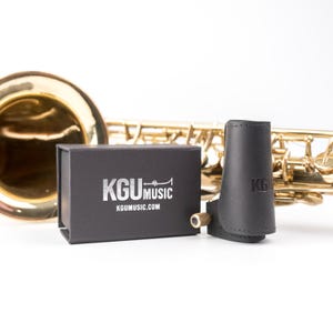 Abrazadera y boquillero de cuero para saxofón alto. Boquilla de goma dura con 2 placas de presión intercambiables de KGUmusic