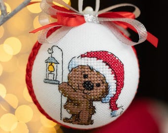 Decorazione natalizia a forma di orsetto, decorazione natalizia per la cameretta dei bambini, orsetto con cappello da Babbo Natale che tiene una candela, pallina ricamata a punto croce