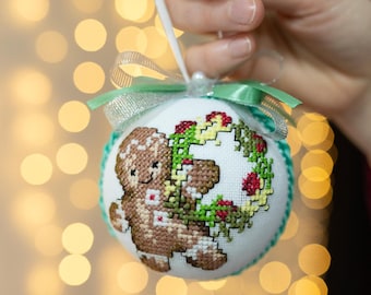 Ornamento natalizio a forma di omino di pan di zenzero, Pallina natalizia ricamata a punto croce, Decorazione natalizia per l'albero di Natale con fiocco, Decorazioni natalizie fatte a mano