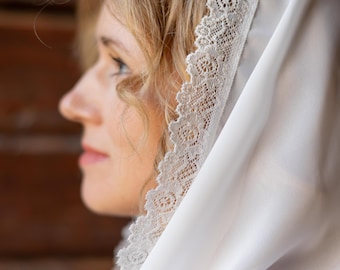 Pañuelo blanco de encaje floral, manto tradicional de mujer, velo suave y elegante para uso religioso o cultural.