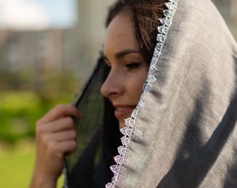 Mantille grise en voile de chapelle à débordement avec bordure en dentelle au crochet noire, couvre-chef modeste snood pour église orthodoxe, messe catholique ou prière