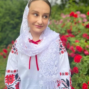 White embroidered lace chapel veil with floral pattern and fringe, Elegant catholic head covering for church, Prayer or religious events