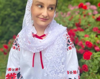 White embroidered lace chapel veil with floral pattern and fringe, Elegant catholic head covering for church, Prayer or religious events