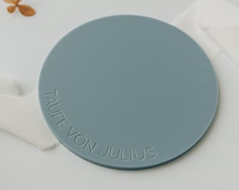 Personalisierter Kerzenteller für die Taufe mit Ton-in-Ton Gravur als Tischdeko für das Tauffest von Tales of Marley