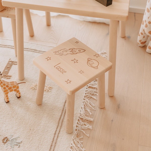 Personalisierter Kinderstuhl aus Buchen-Holz mit Space-Design & Name als Kinderzimmer Deko oder Geschenk zur Geburt von Tales of Marley