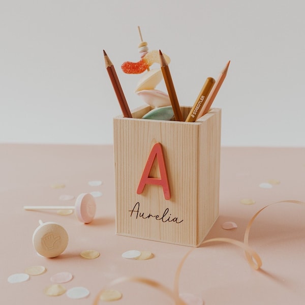 Einschulung Deko - Personalisierter Stiftebecher aus Holz "Name & Initial" | Stiftehalter für Erstklässler | Geschenk für die Schultüte