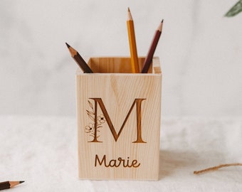 Einschulung Deko - Personalisierter Stiftebecher aus Holz "Florales Initial & Name" | Stiftehalter für Erstklässler | Geschenk für Schultüte