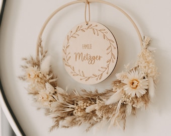 Personalisierter Türkranz mit Trockenblumen als besonderes Geschenk zu Hochzeit oder als Einzugsgeschenk mit Namen von Tales of Marley