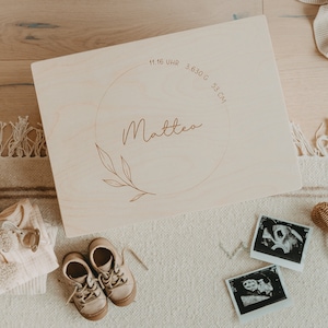 Erinnerungsbox mit Namen als personalisiertes Geschenk zur Geburt oder Taufe als Erinnerungskiste für Baby von Tales of Marley