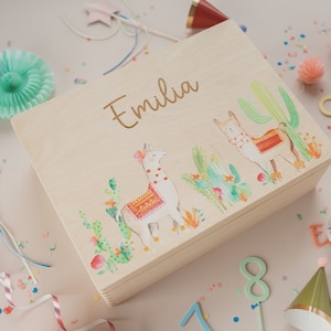Erinnerungskiste mit Name und Lama-Motiv für Kinder als Erinnerungsbox zur Taufe oder als Geschenk zur Geburt von Tales of Marley