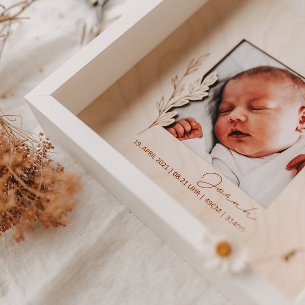 Personalisiertes Babygeschenk : Personalisierter Bilderrahmen - Gravierter Bilderrahmen mit floralem Element - Passepartout aus Holz