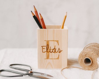 Einschulung Deko - Personalisierter Stiftebecher aus Holz "Initial & Name" | Stiftehalter für Erstklässler | Geschenk für die Schultüte |