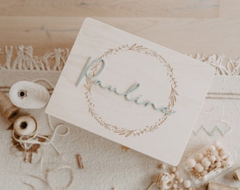 Große Erinnerungskiste personalisiert mit Name als individuelles Geschenk aus Holz zur Taufe oder Geburt von Tales of Marley