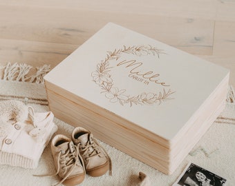 Erinnerungsbox mit Namen als personalisiertes Geschenk zur Geburt oder Taufe als Erinnerungskiste für Baby von Tales of Marley