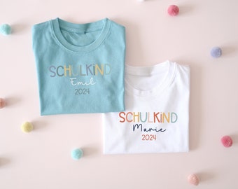 Schulkind T-Shirt zur Einschulung mit Name & Jahreszahl in 11 verschiedenen Farben für das Schulkind 2024