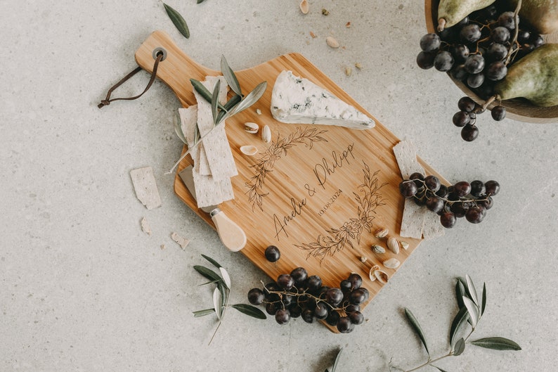 Personalisiertes Schneidebrett als Geschenk zur Hochzeit mit Name oder als Einzugsgeschenk für Paare & Familien Bild 7