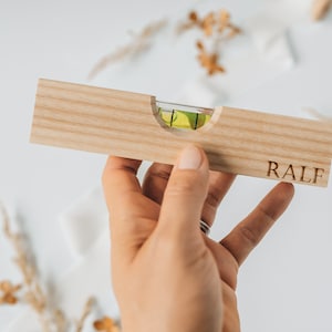 Personalized spirit level as a Father's Day gift with an integrated card for your dad as a Father's Day gift