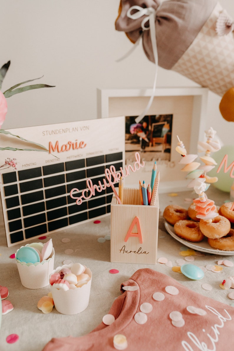 Einschulung Deko Personalisierter Stiftebecher aus Holz Name & Initial Stiftehalter für Erstklässler Geschenk für die Schultüte Bild 2