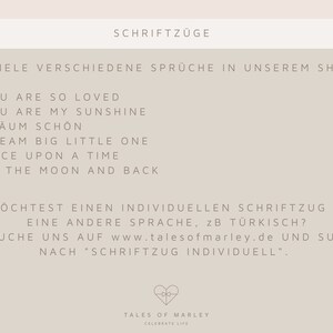 Puede incluir: Un fondo beige con el texto "SCHRIFTZ&Uuml;GE" en fuente negra. Debajo del texto hay una lista de frases en ingl&eacute;s y alem&aacute;n, incluyendo "You are so loved", "You are my sunshine", "Tr&auml;um sch&ouml;n", "Dream big little one", "Once upon a time", y "To the moon and back". Tambi&eacute;n se incluye el texto "VIELE VERSCHIEDENE SPR&Uuml;CHE IN UNSEREM SHOP". Debajo de la lista de frases est&aacute; el texto "DU M&Ouml;CHTEST EINEN INDIVIDUELLEN SCHRIFTZUG ODER EINE ANDERE SPRACHE, zB T&Uuml;RKISCH? BESUCHE UNS AUF www.talesofmarley.de UND SUCHE NACH "SCHRIFTZUG INDIVIDUELL"." El texto "TALES OF MARLEY CELEBRATE LIFE" est&aacute; en la parte inferior de la imagen.