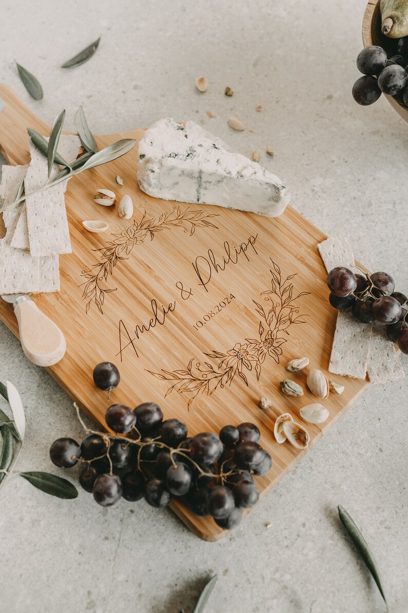 Personalisiertes Schneidebrett als Geschenk zur Hochzeit mit Name oder als Einzugsgeschenk für Paare & Familien Bild 9