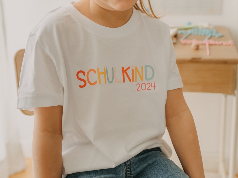 Schulkind T-Shirt zur Einschulung mit Name & Jahreszahl in vielen verschiedenen Farben für das Schulkind 2024 Bild 1