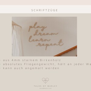 Puede incluir: Decoraci&oacute;n de pared de madera con las palabras "play dream learn repeat" en una fuente cursiva. La decoraci&oacute;n est&aacute; hecha de madera de abedul de 4 mm de grosor y es ligera, lo que la hace f&aacute;cil de colgar en cualquier pared. Tambi&eacute;n se puede pintar.