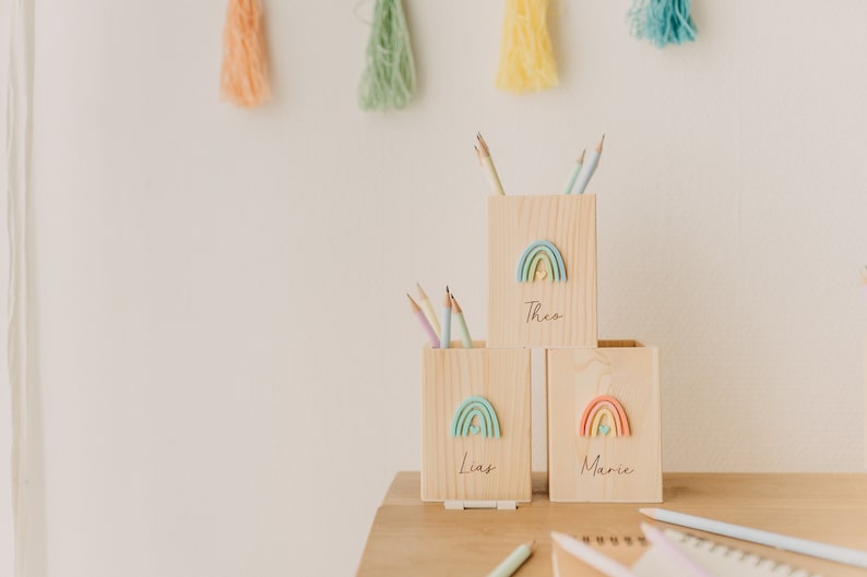 Einschulung Deko Personalisierter Stiftebecher mit Regenbogen Stiftehalter für Erstklässler Geschenk für die Schultüte Bild 3