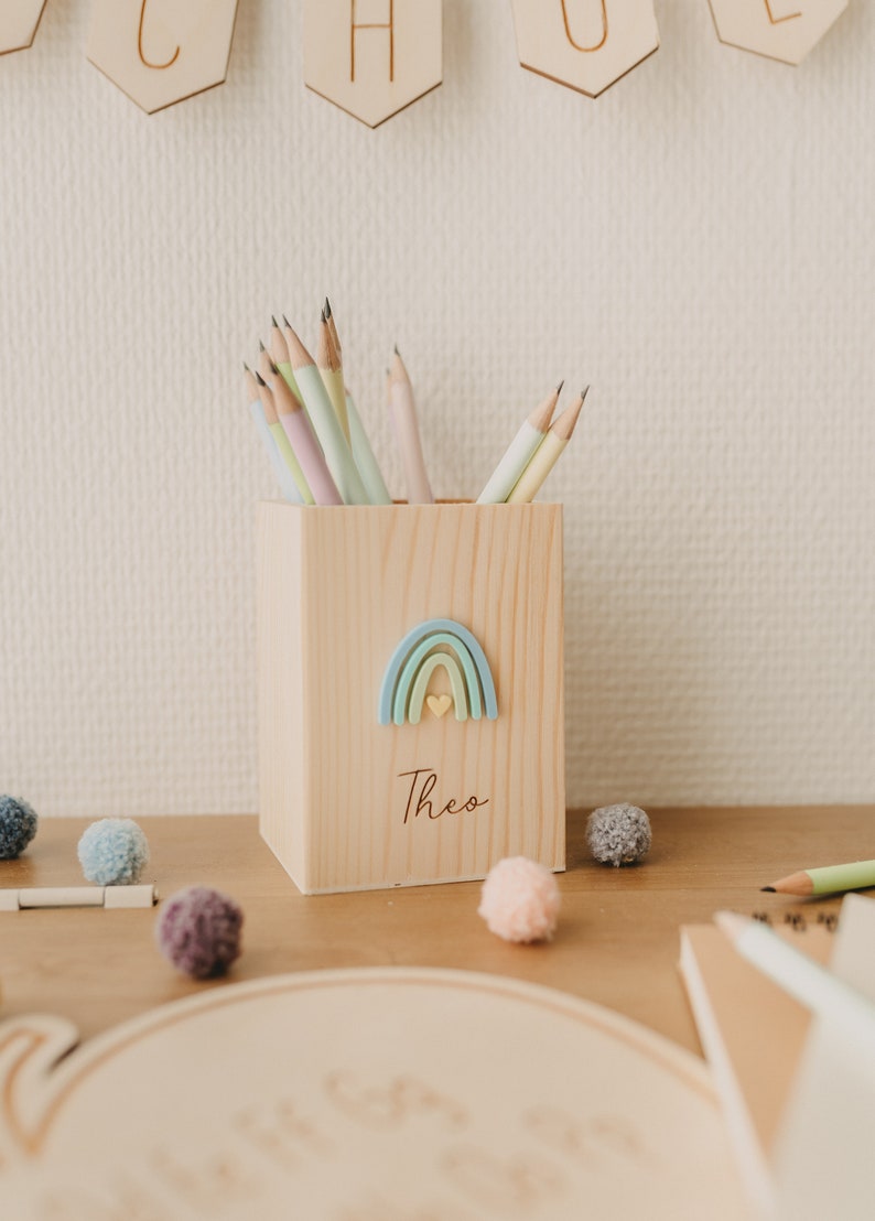 Einschulung Deko Personalisierter Stiftebecher mit Regenbogen Stiftehalter für Erstklässler Geschenk für die Schultüte Bild 8