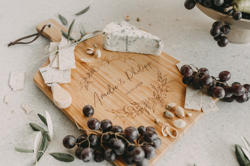 Personalisiertes Schneidebrett als Geschenk zur Hochzeit mit Name oder als Einzugsgeschenk für Paare & Familien Bild 10